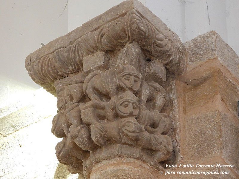 TUMBA DE LAJAS CON LOS RESTOS DE UN ENTERRAMIENTO MEDIEVAL